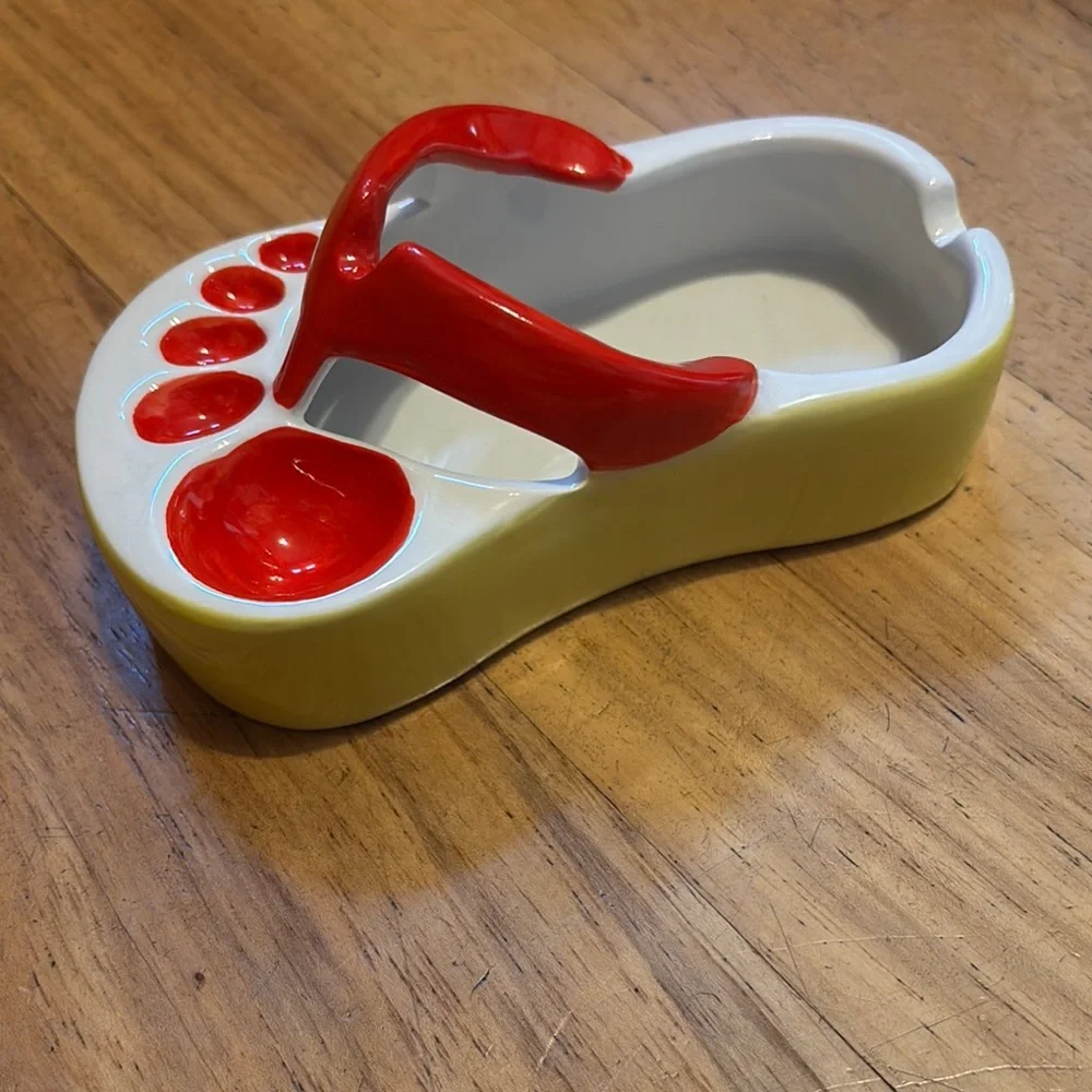 Novelty French fry holder with dipping toes